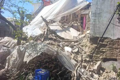 Antalya’da 2 katlı kerpiç ev çöktü