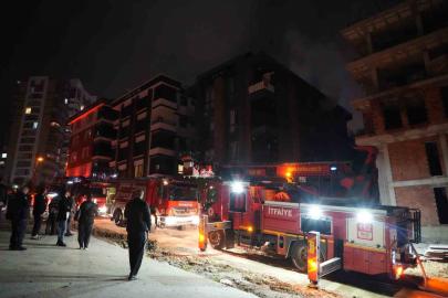 Apartman dairesi alevlere teslim oldu, bina sakinleri kendini dışarı attı