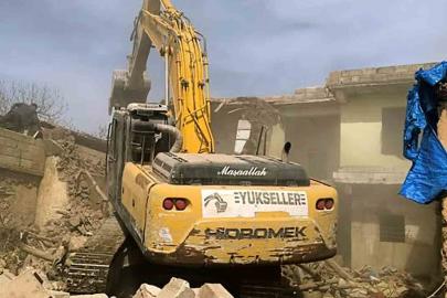 Araban’da depremde hasar gören binaların yıkımına devam ediliyor