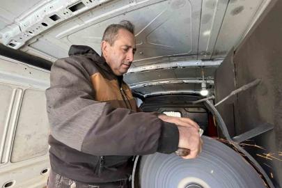 Arabası atölyesi oldu: Bıçakçı 35 yıldır Trakya’da bıçak biliyor