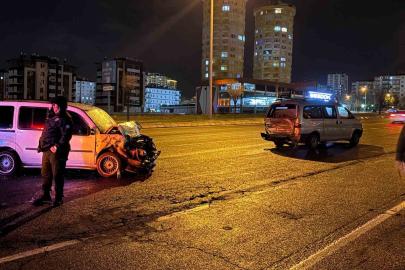 Arızalı minibüse çarpan araçta 7 aylık bebek dahil 6 yaralı