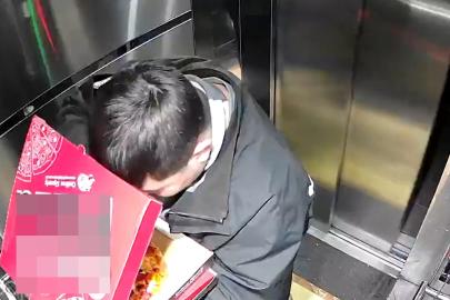 Asansöre tuvaletini yapan kuryeye asansörü temizlettiler