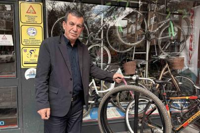 Askıda bisiklet parçaları, çocukların yüzünü güldürüyor