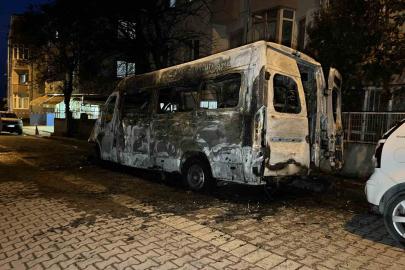 Avcılar’da park halindeki servis aracı alev alev yandı