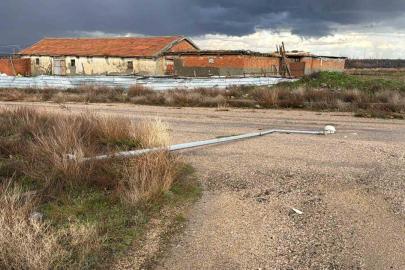 Aydınlatma direği yol ortasına devrildi, faciadan dönüldü