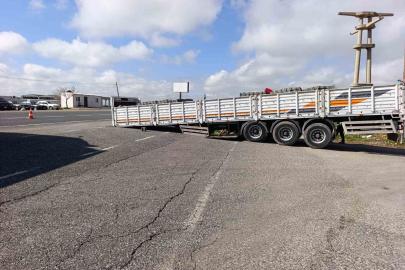 Ayrılan dorse yolu trafiğe kapattı