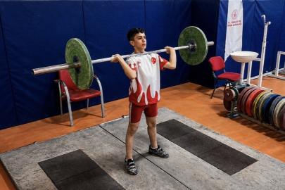 Azimle başladığı halterde 12 yaşında Türkiye şampiyonluğuna ulaştı