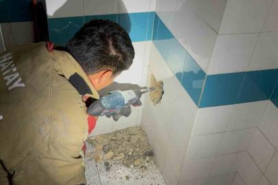 Bacadan düşerek mahsur kalan yavru kedi duvarın kırılmasıyla kurtarıldı