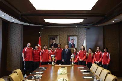 Bakan Bak, Avrupa şampiyonu milli güreşçileri ağırladı