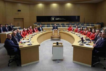 Bakan Bayraktar, milli güreşçileri ağırladı