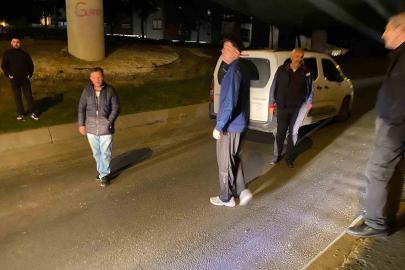 Bakırköy’de yolda kalan araç trafiği kilitledi: Yolcularla sürücü arasında tartışma kamerada