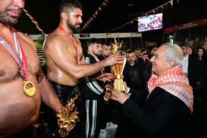 Balıkesirli güreşçi Enes Doğan, Kepez’de başpehlivan oldu