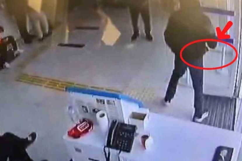 Banka şubesinde satırla gasp girişimi: Maskeli şüpheli kısa sürede yakalandı