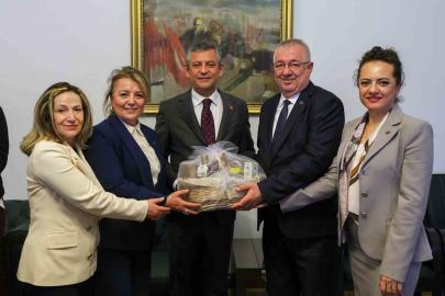 Başkan Ertaş ve Edremit heyeti CHP Lideri Özgür Özel ile buluştu