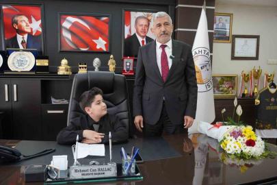 Başkan Hallaç, koltuğunu 10 yaşındaki Ebubekir’e devretti