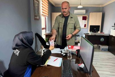 Başkan koruması bankamatikte bulduğu parayı zabıtaya teslim etti