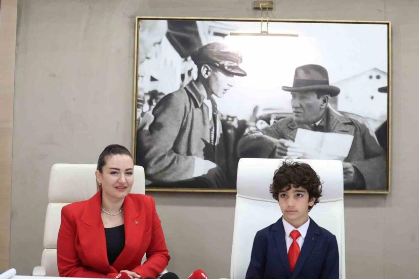 Başkan Vekili Özdemir, koltuğunu çocuk başkana devretti