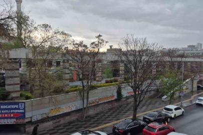 Başkent’te aniden başlayan fırtına vatandaşlara zor anlar yaşattı