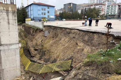 Başkentte sağanak etkili oldu: Dereler taştı, okulun istinat duvarı çöktü