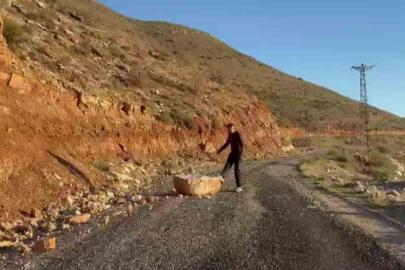 Batman’da yolu kapatan kayaları beden eğitimi öğretmeni temizledi