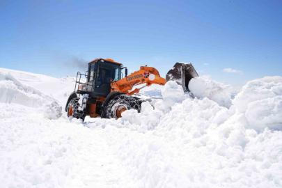 Bayburt’ta karla mücadele baharda da sürüyor: Soğanlı Geçidi’nde kıştan kalan karlar temizleniyor