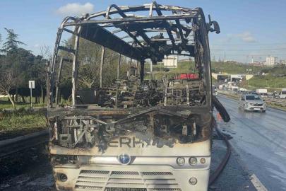 Bayrampaşa’da minibüs alevlere teslim oldu