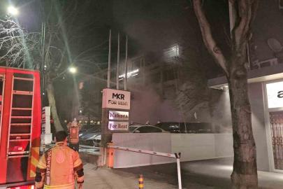 Beşiktaş’ta araç kiralama şirketinde çıkan yangında yaklaşık 100 milyon değerinde 15 araç alevlere teslim oldu