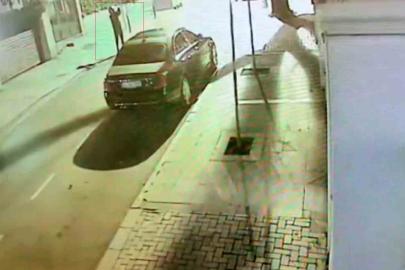 Beşiktaş’ta lüks araçların kundaklandığı ve villaya ateş açıldığı anlar güvenlik kamerasına yansıdı