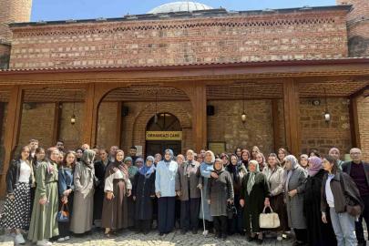Bilecik’te Şeyh Edebali Türbesi’ni hiç ziyaret etmemiş yaşlılara öğrenciler eşlik etti