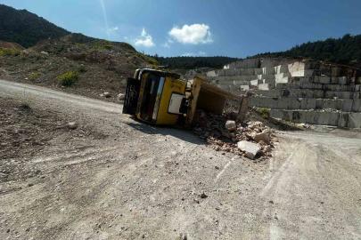 Bilecik’te taş yüklü kamyon devrildi: 2 yaralı