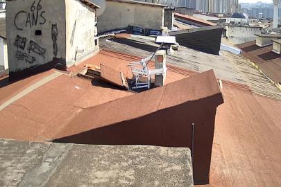 Binaların çatılara çıkan adam asansör parçalarını çaldı