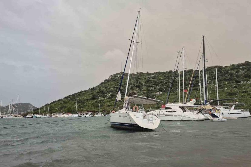 Bodrum’da fırtına etkili oldu, 2 tekne karaya oturdu