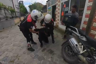 Boğazına şeker kaçan motorcuyu, polis Heimlich manevrasıyla kurtardı