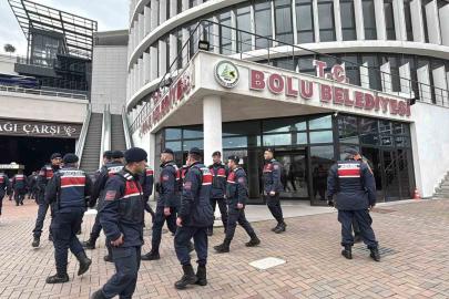Bolu Belediyesi’nde jandarma ekipleri inceleme çalışmasını bitirdi: Evraklar götürüldü