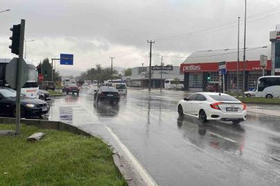 Bolu güne yağışla uyandı