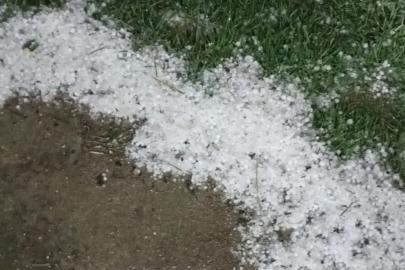 Bolu’da sabaha karşı yağan dolu yeşil alanları beyaza bürüdü