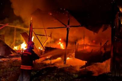 Bolu’da samanlığa yıldırım düştü: Samanlık ve traktör alev alev yandı