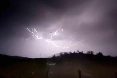 Bolu’da şimşekler geceyi aydınlattı