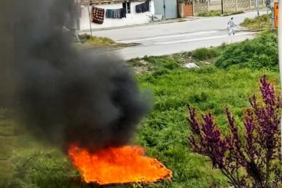 Boş arsada yakılan koltuklar paniğe yol açtı