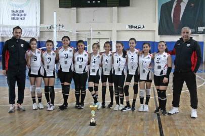 Burhaniyeli minik sporcular voleybolda birinci oldu