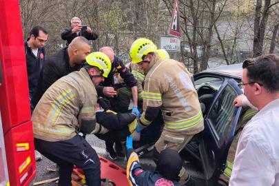 Bursa’da otomobil bariyerlere çarptı: 2 yaralı