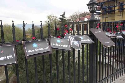 Bursa’da Setbaşı Köprüsü karanfillerle donatıldı