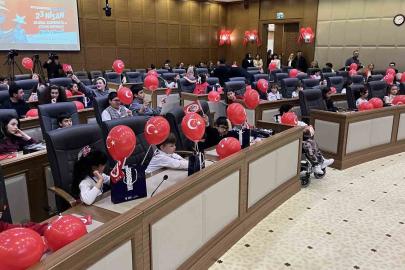 Bursalı çocuklar başkanlık ve meclis üyeliği koltuklarını devraldı