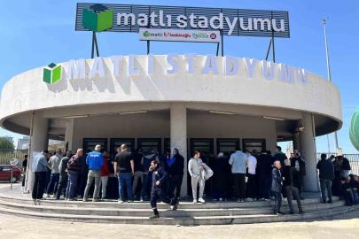 Bursaspor kombinelerine büyük ilgi, taraftar saatlerce kuyrukta bekledi