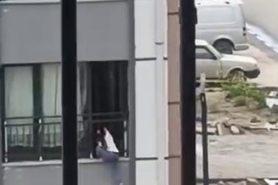 Camdan çıkarak korkulukta gezinen çocuk, yürekleri ağza getirdi