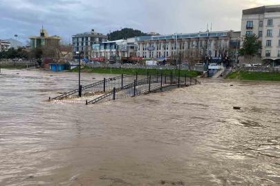 Çanakkale’de Kocabaş Çayı taştı, otopark sular altında kaldı