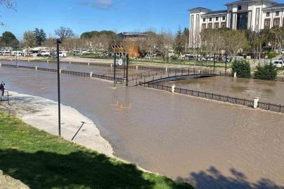 Çanakkale’de Kocabaş Çayı yoğun yağış nedeniyle taştı
