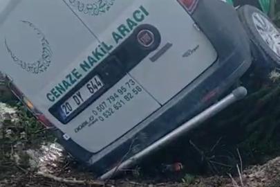 Cenaze nakil aracı kaza yaptı, araçtaki 2 kişi yaralandı