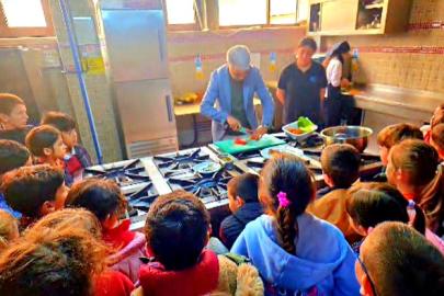 Çeşmeli öğrenciler sağlıklı beslenmeyi yerinde öğrendi