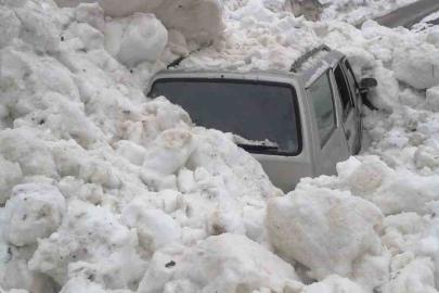 Çığ altında kalmaktan son anda kurtuldular